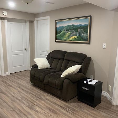1 Room In A Cozy And Beautiful Basement Гуелф Екстериор снимка