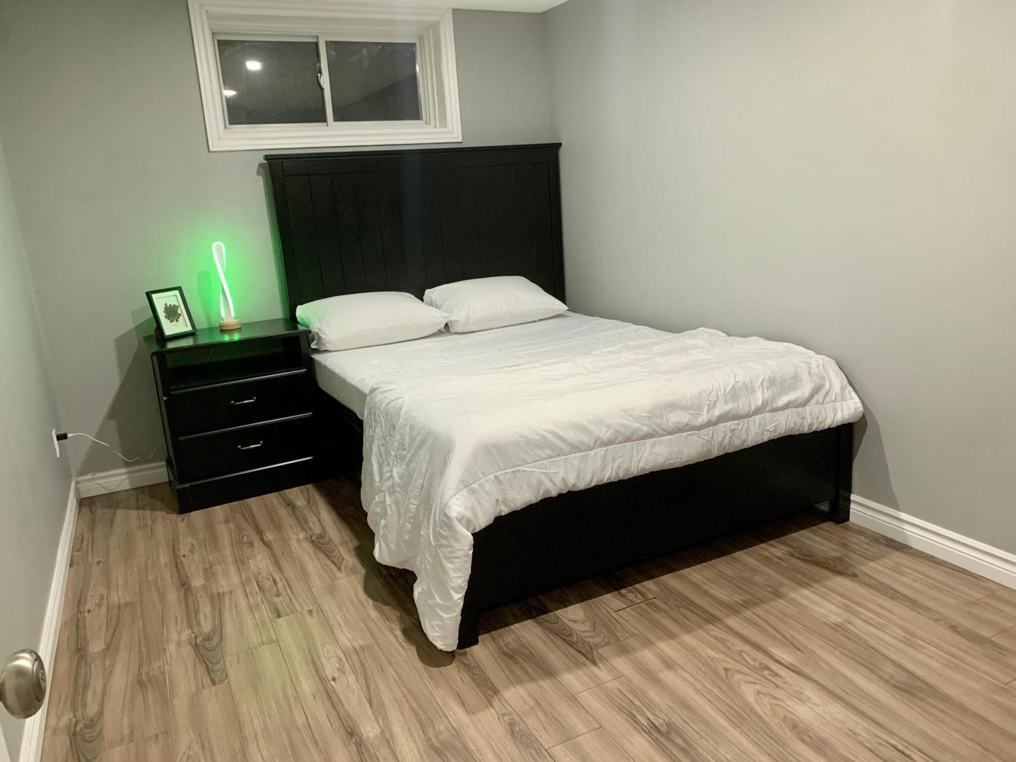 1 Room In A Cozy And Beautiful Basement Гуелф Екстериор снимка