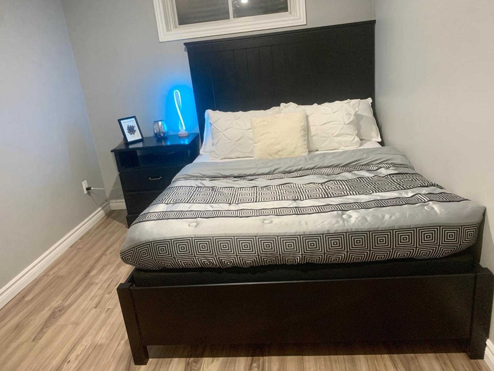 1 Room In A Cozy And Beautiful Basement Гуелф Екстериор снимка