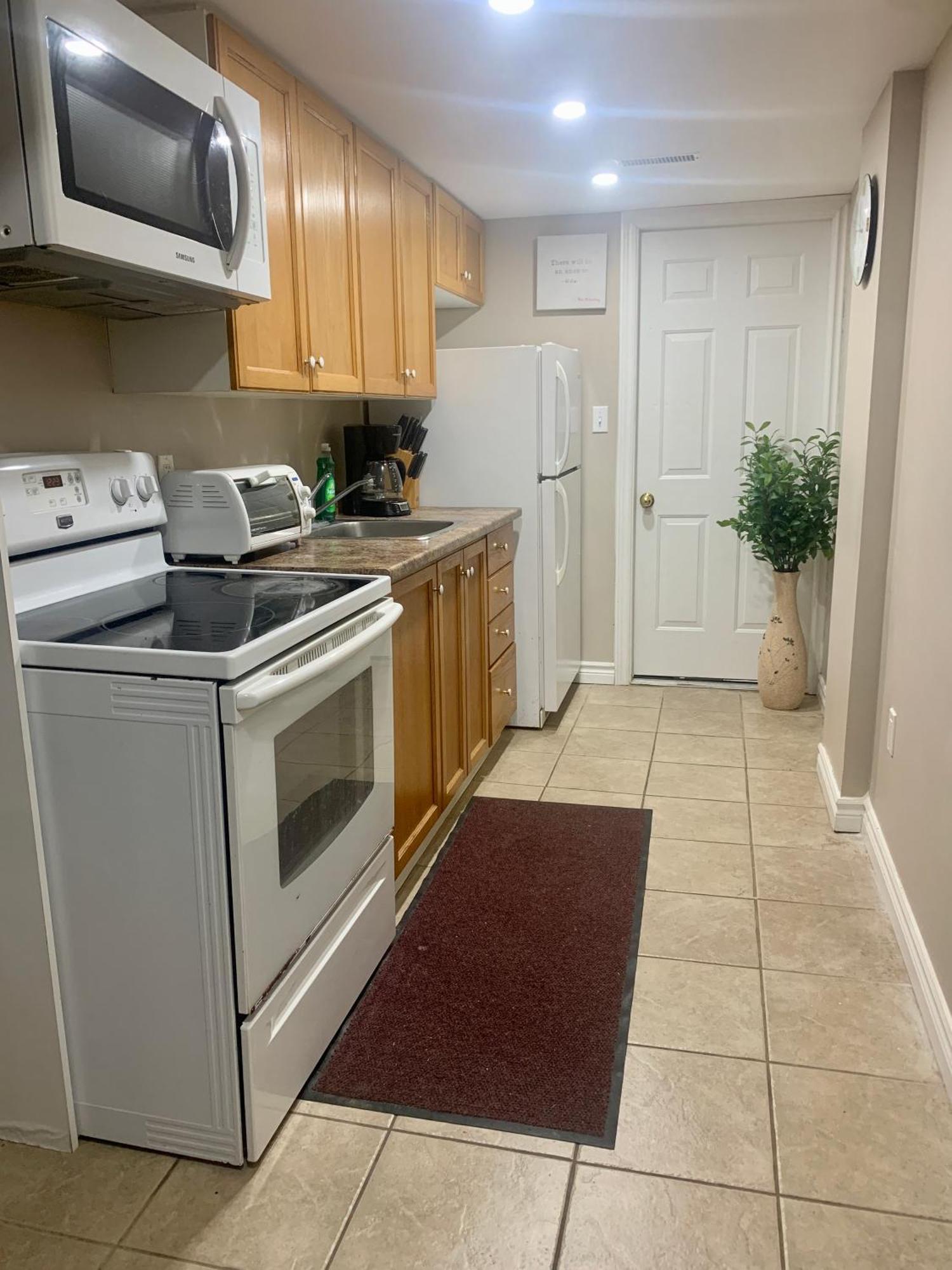 1 Room In A Cozy And Beautiful Basement Гуелф Екстериор снимка