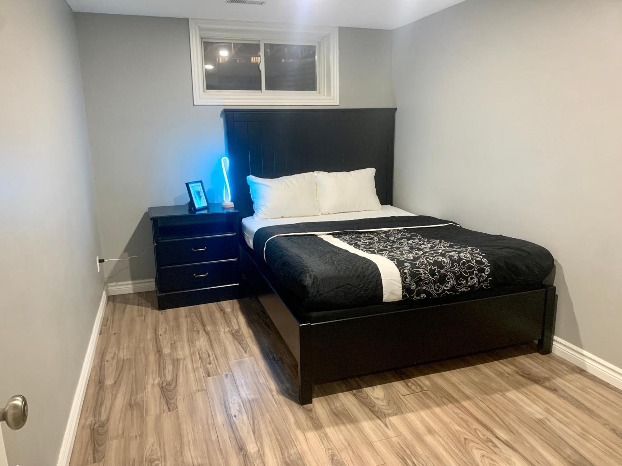 1 Room In A Cozy And Beautiful Basement Гуелф Екстериор снимка