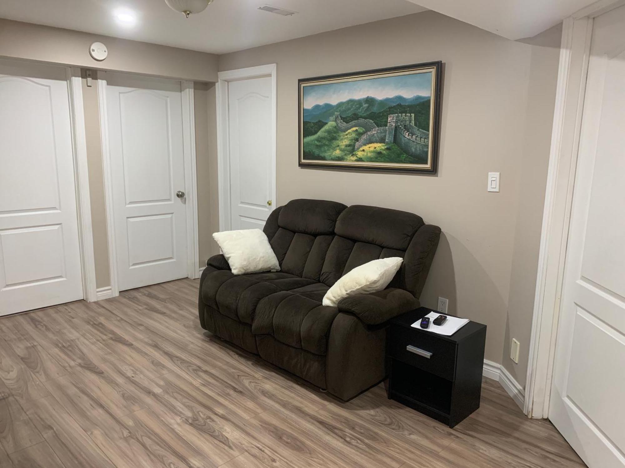 1 Room In A Cozy And Beautiful Basement Гуелф Екстериор снимка