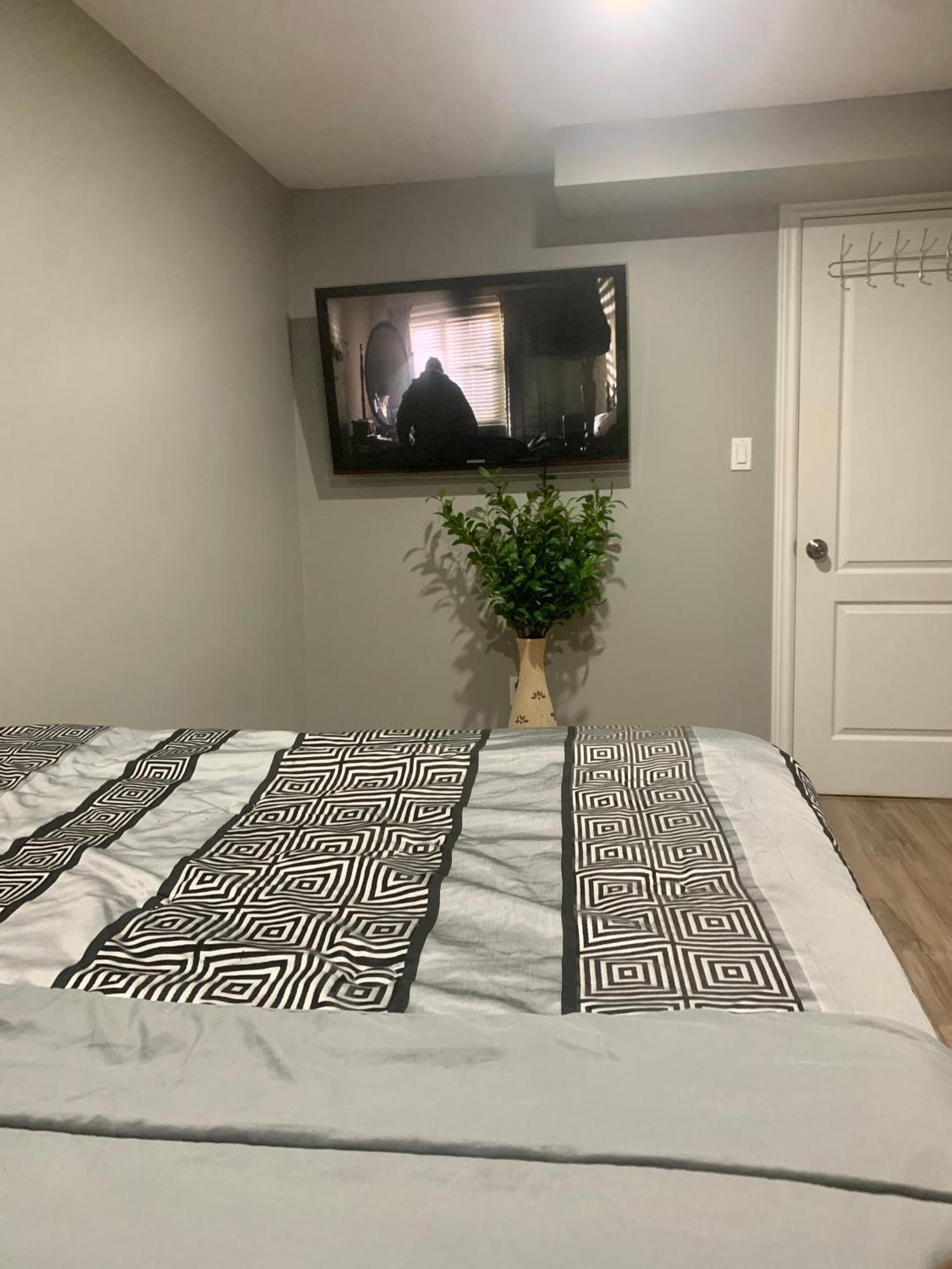1 Room In A Cozy And Beautiful Basement Гуелф Екстериор снимка